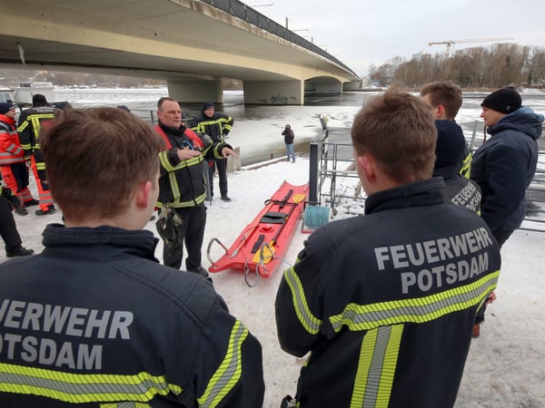 Feuerwehr-Übung Potsdam. Kameraden der Feuerwache Potsdam üben die Rettung nach Einbruch im Eis der Havel.