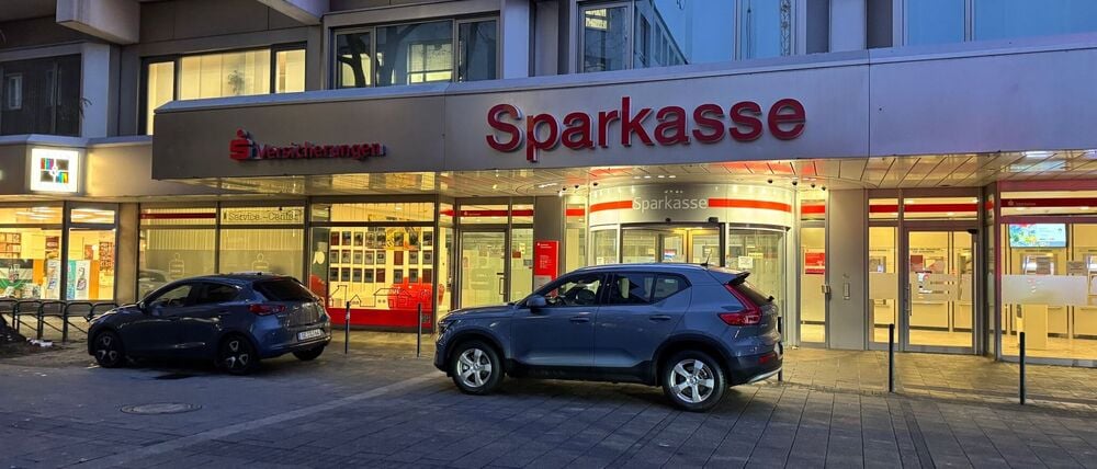 Die Sparkasse bleibt bis auf den SB-Raum mit den Automaten noch für Wochen zu - im Tresorraum wird fieberhaft gearbeitet.