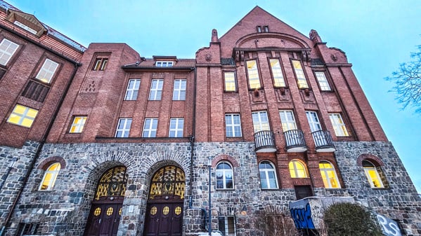 Das Primo-Levi-Gymnasium im Berliner Bezirk Pankow kann erst dann saniert werden, wenn ein Ersatzgebäude eröffnet.