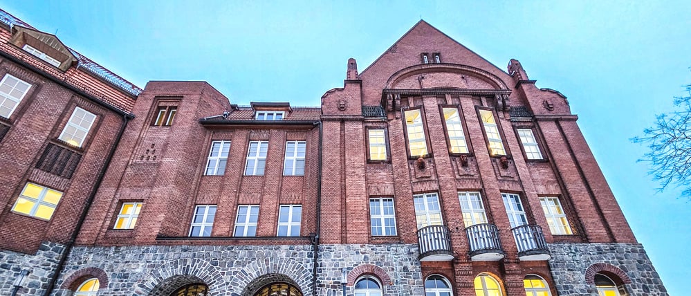 Das Primo-Levi-Gymnasium im Berliner Bezirk Pankow kann erst dann saniert werden, wenn ein Ersatzgebäude eröffnet.