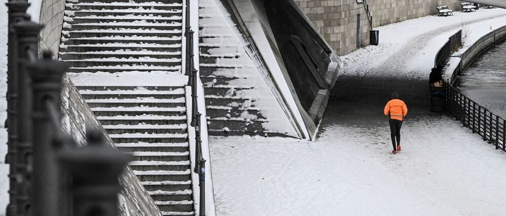 Es bleibt eisig kalt.