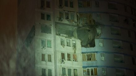 Ein beschädigtes Wohnhaus nach einem russischen Angriff in Kiew.