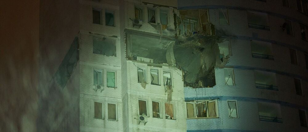 Ein beschädigtes Wohnhaus nach einem russischen Angriff in Kiew.