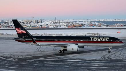 Ein Flugzeug mit Donald Trump Jr. an Bord landet in Nuuk.