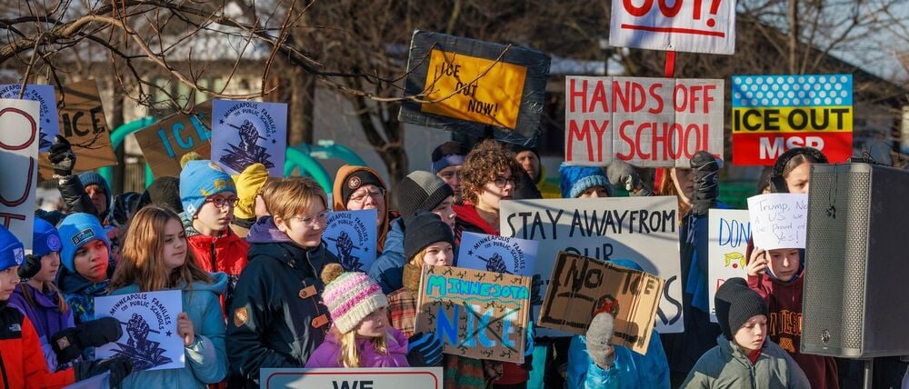 Auch Schüler protestierten.