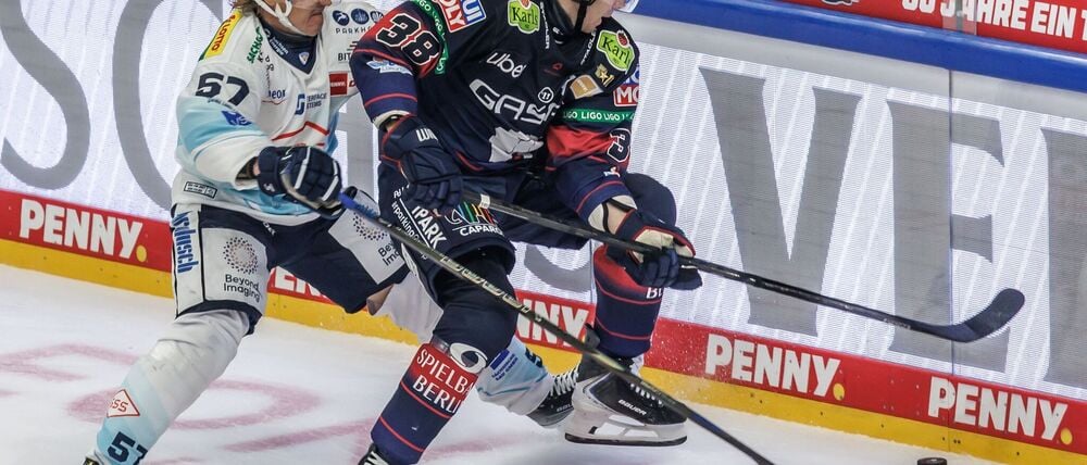 Der Dresdner Emil Johansson (l), der gegen den Berliner Yannick Veilleux (r) um den Puck kämpft, trifft im DEL-Winter-Game am Samstag erneut seinen Gegner. (Archivbild)
