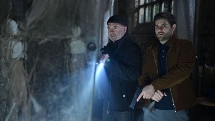 Otto Garber (Florian Martens, l) und Nils Makowski (Lucas Reiber) bietet sich ein schockierender Anblick.