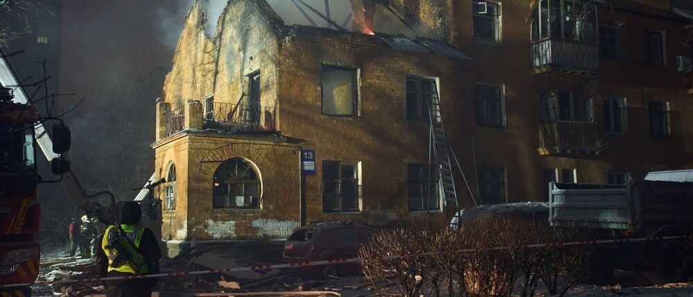 In der Hauptstadt Kiew werden immer wieder auch Wohnhäuser beschädigt.