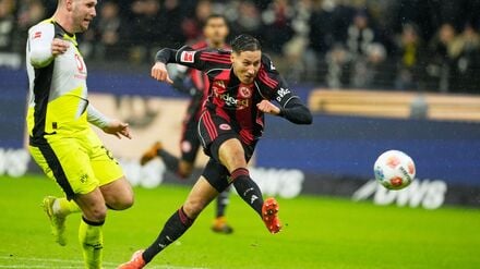 Frankfurts Younes Ebnoutalib trifft gegen den BVB zum zwischenzeitlichen 2:2.