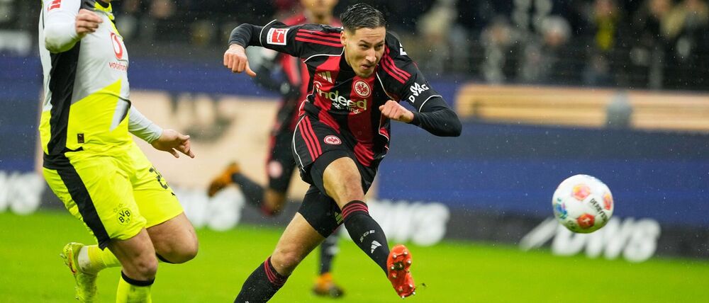 Frankfurts Younes Ebnoutalib trifft gegen den BVB zum zwischenzeitlichen 2:2.