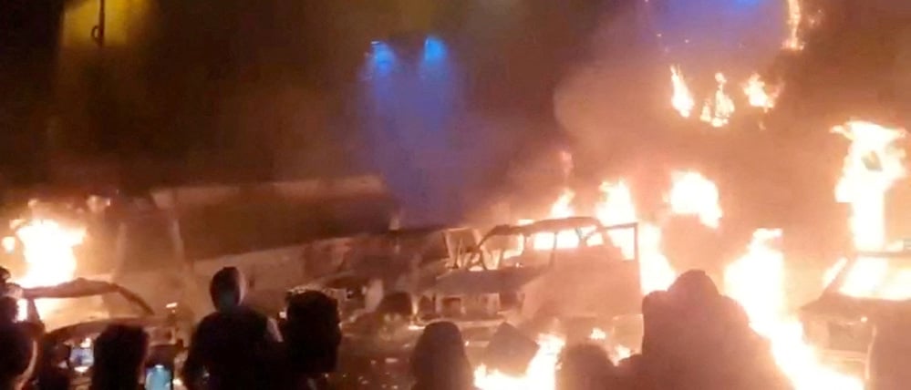 Auf diesem Bild aus den sozialen Medien sind brennende Autos in Teheran zu sehen. 