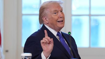 US-Präsident Donald Trump spricht während eines Treffens mit Ölmanagern im East Room des Weißen Hauses.