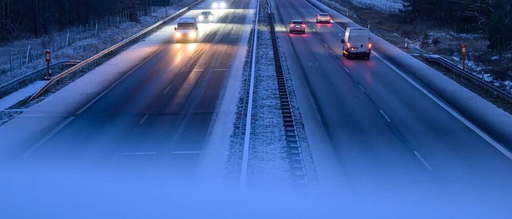 Auch auf den Straßen gab es teilweise Schneeverwehungen. (Archivbild)