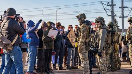 Demonstranten geraten am ICE-Hauptsitz in Minneapolis mit ICE, DHS und dem republikanischen Senatskandidaten Jake Lang aneinander. 