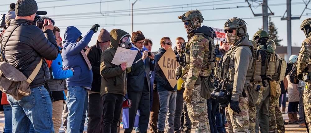 Demonstranten geraten am ICE-Hauptsitz in Minneapolis mit ICE, DHS und dem republikanischen Senatskandidaten Jake Lang aneinander. 