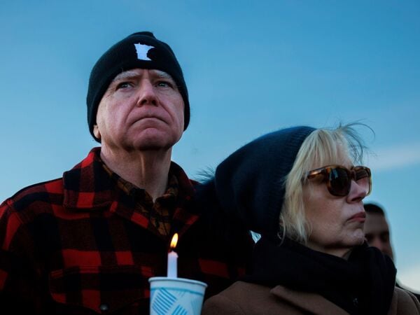09.01.2026, USA, Saint Paul: Tim Walz, Gouverneur von Minnesota, und seine Frau Gwen Walz nehmen an einer Mahnwache zu Ehren einer Frau teil, die von einem ICE-Beamten in Minneapolis erschossen wurde, vor dem Minnesota State Capitol in St. Paul. Foto: Kerem Yücel/Minnesota Public Radio/AP/dpa - ACHTUNG: Nur zur redaktionellen Verwendung und nur mit vollständiger Nennung des vorstehenden Credits +++ dpa-Bildfunk +++