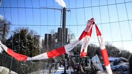 Nach dem Brandanschlag sichert nun eine zweite provisorische Leitung die Stromversorgung im Berliner Südwesten ab. (Archivbild)