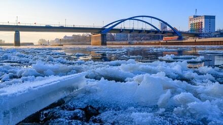 Auf der Oder hat sich bereits Eis gebildet. (Archivbild)