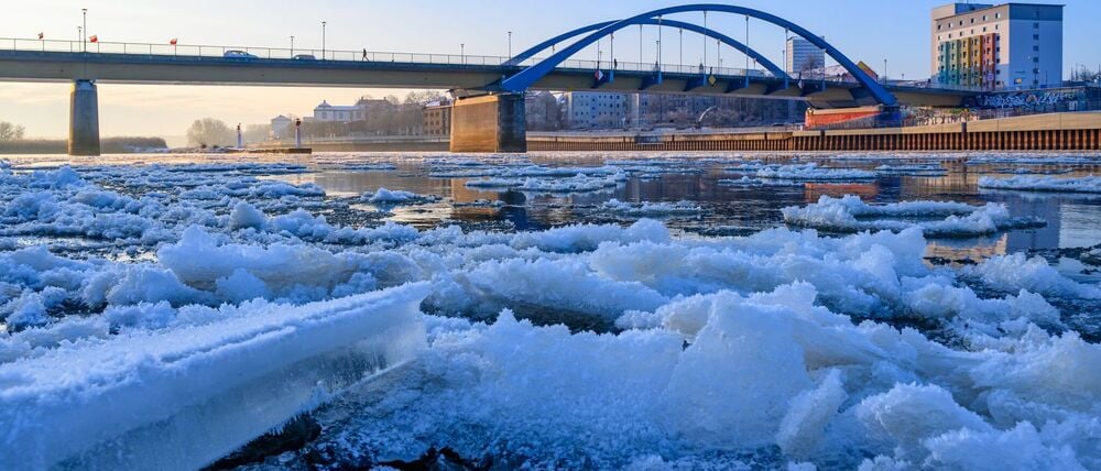 Auf der Oder hat sich bereits Eis gebildet. (Archivbild)