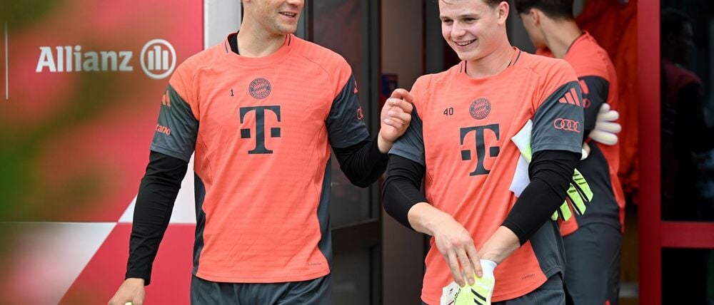 Optimale Torwart-Kombination: Manuel Neuer (l) und Jonas Urbig. (Archivbild)
