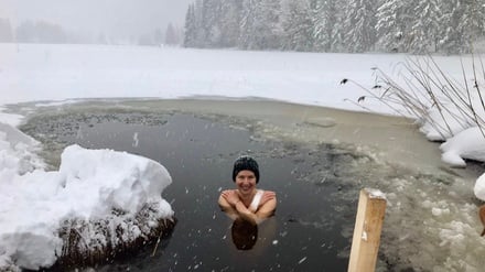 Eisbaden sorgt bei unserer Autorin für Entspannung. Allerdings weiß sie genau, was sie ihrem Körper zumuten kann.