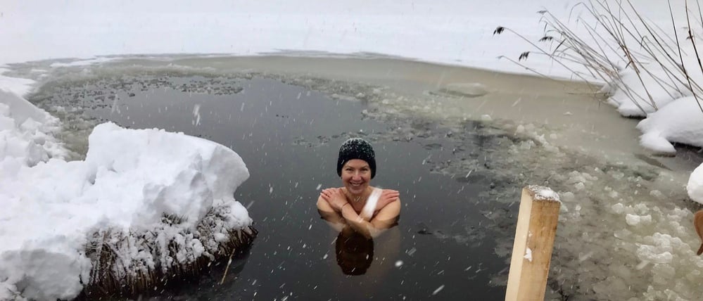 Eisbaden sorgt bei unserer Autorin für Entspannung. Allerdings weiß sie genau, was sie ihrem Körper zumuten kann.