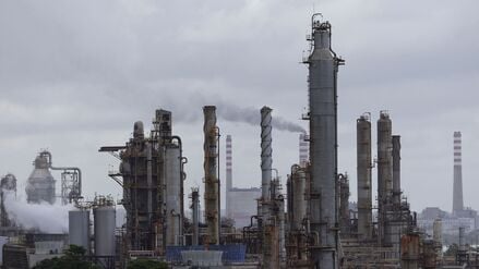 Blick aus dem Viertel El Faro auf die Raffinerie El Palito der venezolanischen staatlichen Erdölgesellschaft PDVSA. 