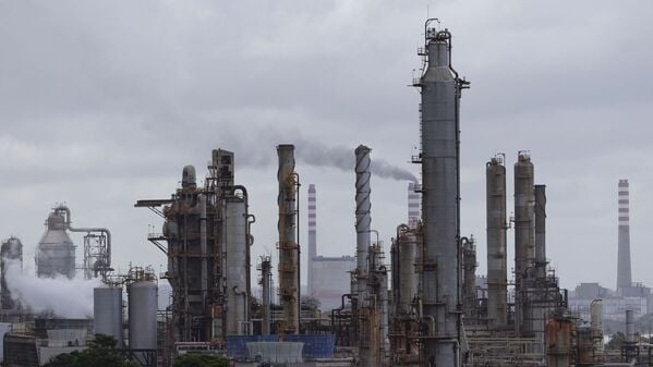 Blick aus dem Viertel El Faro auf die Raffinerie El Palito der venezolanischen staatlichen Erdölgesellschaft PDVSA. 