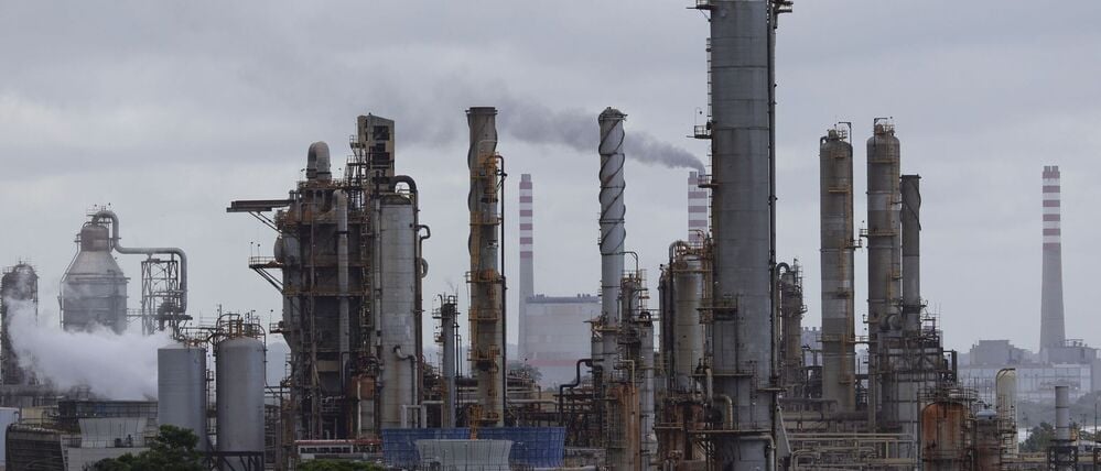 Blick aus dem Viertel El Faro auf die Raffinerie El Palito der venezolanischen staatlichen Erdölgesellschaft PDVSA. 