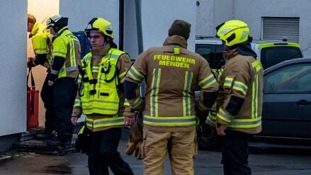 Einsatzkräfte sind an einem Wohnhaus in Menden im Einsatz, nachdem dort Kinder in einem verwahrlosten Zustand aufgefunden worden waren.