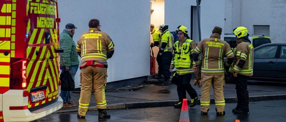 Einsatzkräfte sind an einem Wohnhaus in Menden im Einsatz, nachdem dort Kinder in einem verwahrlosten Zustand aufgefunden worden waren.