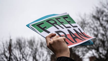Ein Plakat mit der Aufschrift „Free Iran“ in der Hand eines Demonstranten in New York.
