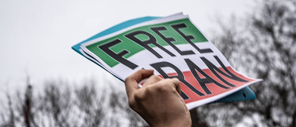 Ein Plakat mit der Aufschrift „Free Iran“ in der Hand eines Demonstranten in New York.