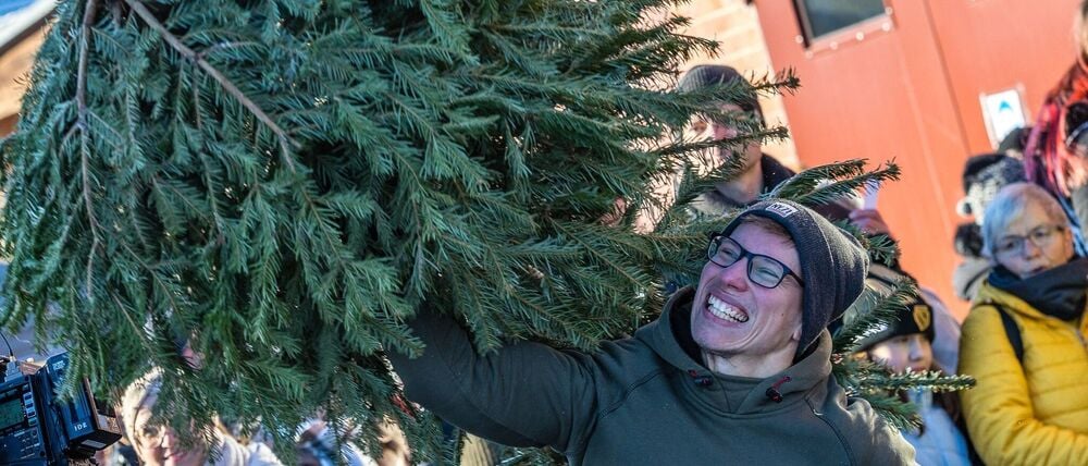 Die Weihnachtsbäume werden in Cottbus möglichst weit geworfen.