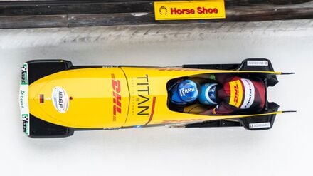 Johannes Lochner (l) und Georg Fleischhauer holen beim Zweierbob-Weltcup in St. Moritz ihren zweiten EM-Titel im kleinen Schlitten.