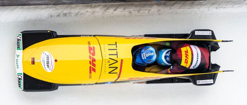Johannes Lochner (l) und Georg Fleischhauer holen beim Zweierbob-Weltcup in St. Moritz ihren zweiten EM-Titel im kleinen Schlitten. 