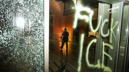 Der Slogan „Fuck ICE“ an einer Glasscheibe. 