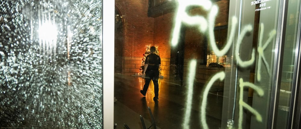 Der Slogan „Fuck ICE“ an einer Glasscheibe.