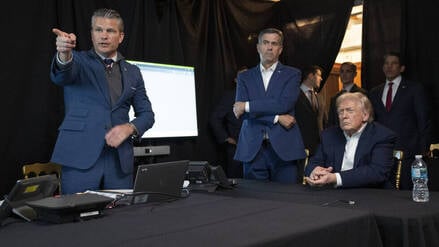 Blick in den Kommandoraum der US-Operation „Absolute Resolve“. Von links: Kriegsminister Pete Hegseth, CIA-Direktor John Ratcliffe und Präsident Donald Trump.