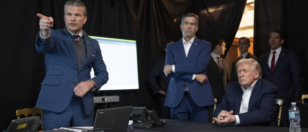 Blick in den Kommandoraum der US-Operation „Absolute Resolve“. Von links: Kriegsminister Pete Hegseth, CIA-Direktor John Ratcliffe und Präsident Donald Trump.