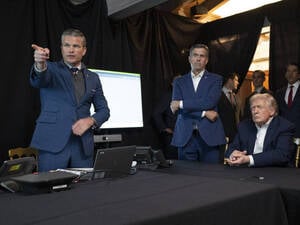 Blick in den Kommandoraum der US-Operation „Absolute Resolve“. Von links: Kriegsminister Pete Hegseth, CIA-Direktor John Ratcliffe und Präsident Donald Trump.