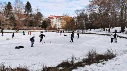 Auch im Alten Park in Alt-Tempelhof gingen viele Menschen auf den zugefrorenen See.