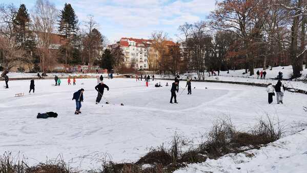 Auch im Alten Park in Alt-Tempelhof gingen viele Menschen auf den zugefrorenen See.