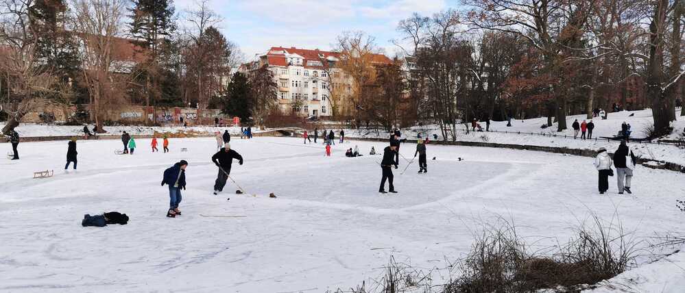 Auch im Alten Park in Alt-Tempelhof gingen viele Menschen auf den zugefrorenen See.