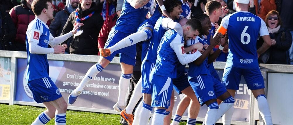 Die Spieler von Macclesfield Town feiern die Pokalsensation gegen Crystal Palace.