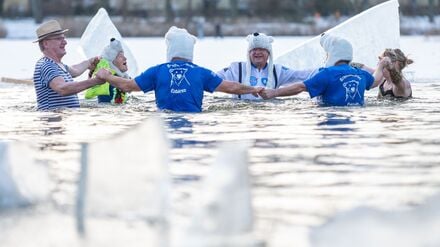 Trotz eisiger Temperaturen haben sich in Berlin mutige Badegäste in einen See gewagt.