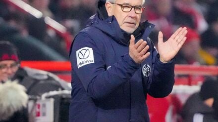 Mainz-Trainer Urs Fischer klatscht in die Hände. 