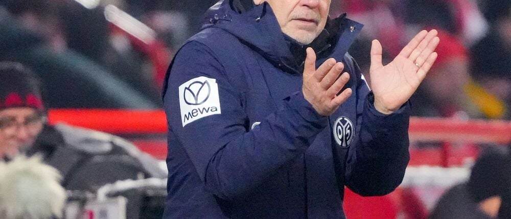 Mainz-Trainer Urs Fischer klatscht in die Hände.