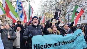 Etwa tausend Menschen demonstrierten am Samstag auf dem Kurfürstendamm ihre Solidarität mit den Protesten im Iran und für den Sturz des Mullah-Regimes.