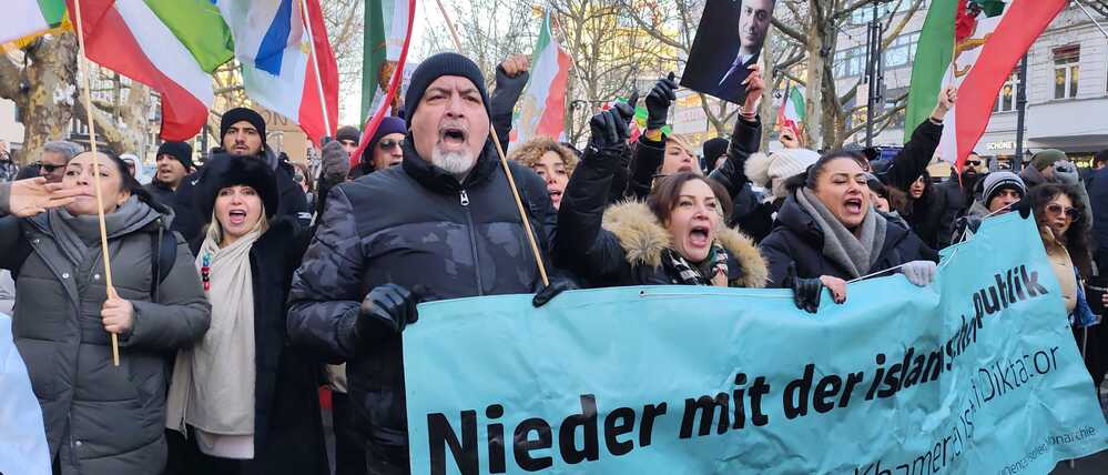 Etwa tausend Menschen demonstrierten am Samstag auf dem Kurfürstendamm ihre Solidarität mit den Protesten im Iran und für den Sturz des Mullah-Regimes.